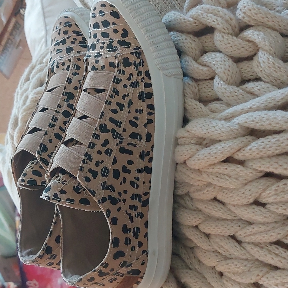 Blowfish animal print slip on